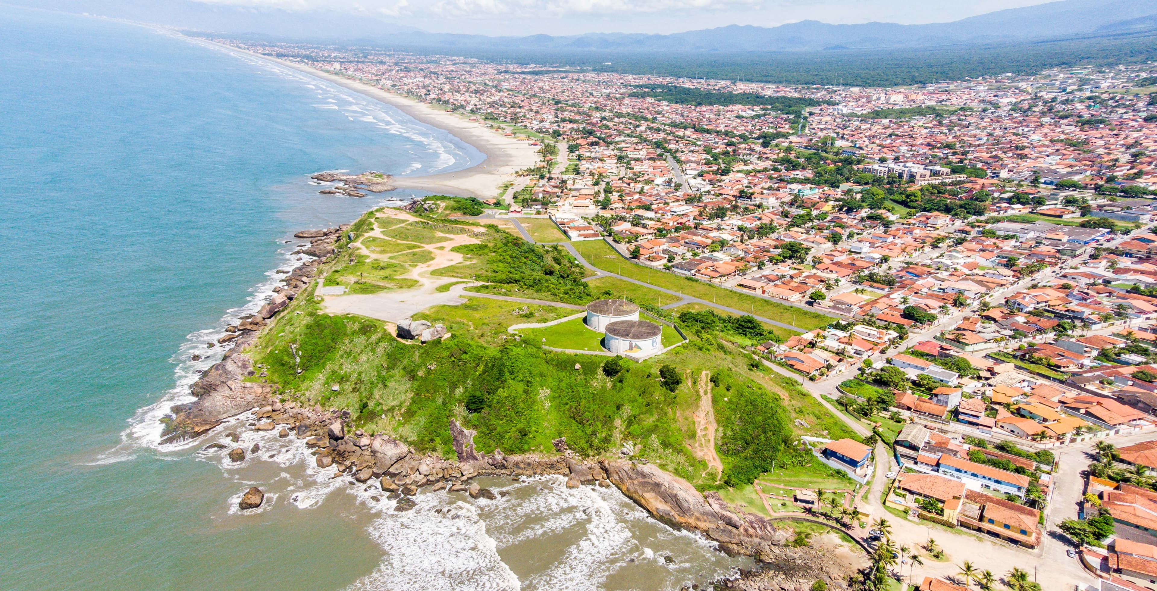 Vista aérea de Itanhaém: a orla, o morro e os bairros da cidade